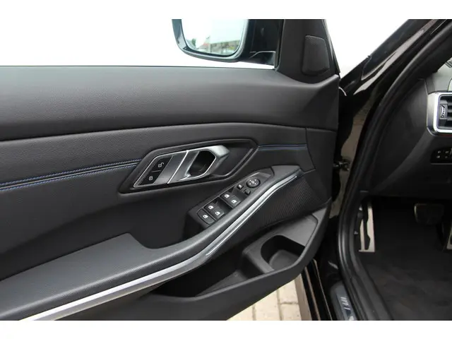 BMW 3 Serie 330i High Executive 2019 Benzine 33