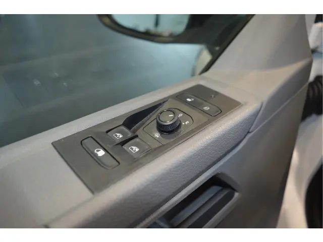 Volkswagen Transporter 2.0 TDI L2H1 28 150pk 2023 Diesel 11