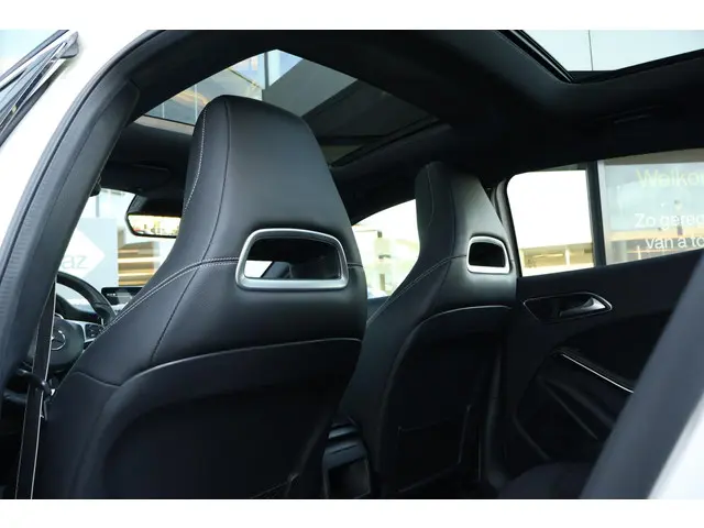 Mercedes-Benz GLA 200 Premium Plus 2018 Benzine 32