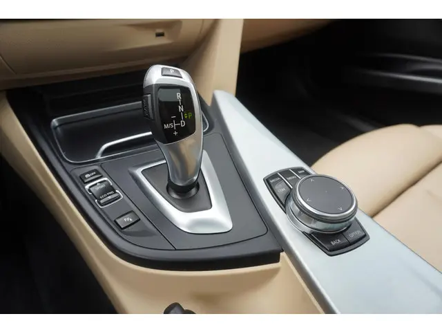 BMW 3 Serie Touring 320i 2018 Benzine 17