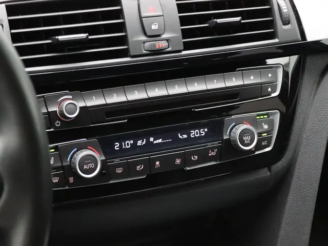 BMW 3 Serie Touring 318i 2019 Benzine 20