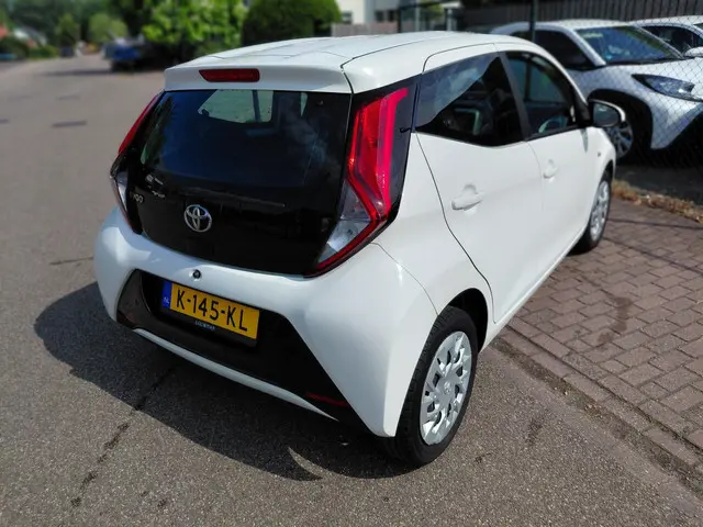 Toyota Aygo 1.0 VVT-i x-play 2021 Benzine 12