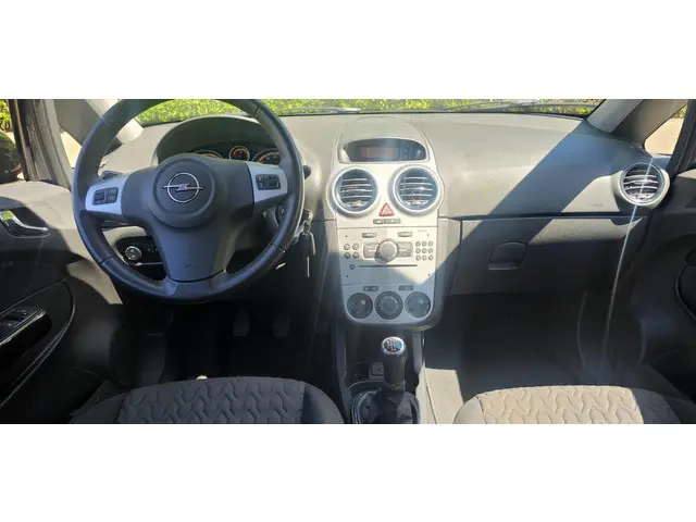 Opel Corsa 1.2-16V Berlin 2013 Benzine 17