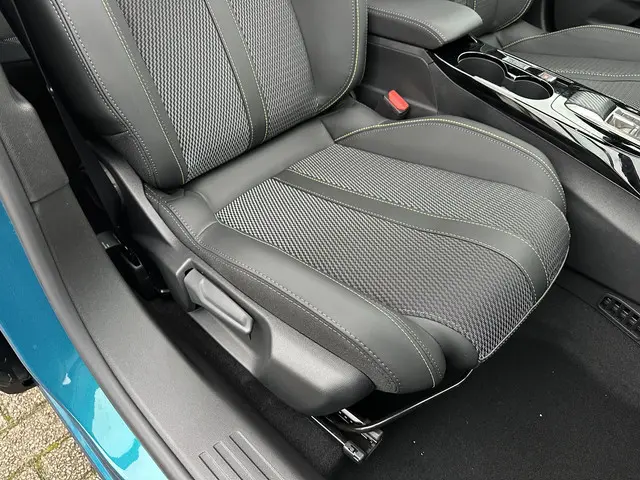 Peugeot 2008 1.2 Hybrid 145 PK GT 2025 Hybride Benzine 36