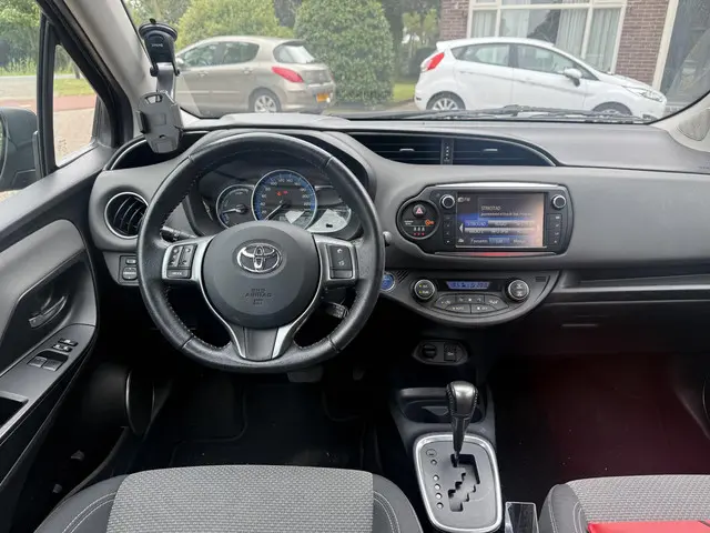 Toyota Yaris 1.5 Hybrid Aspiration 2015 Hybride Benzine 11