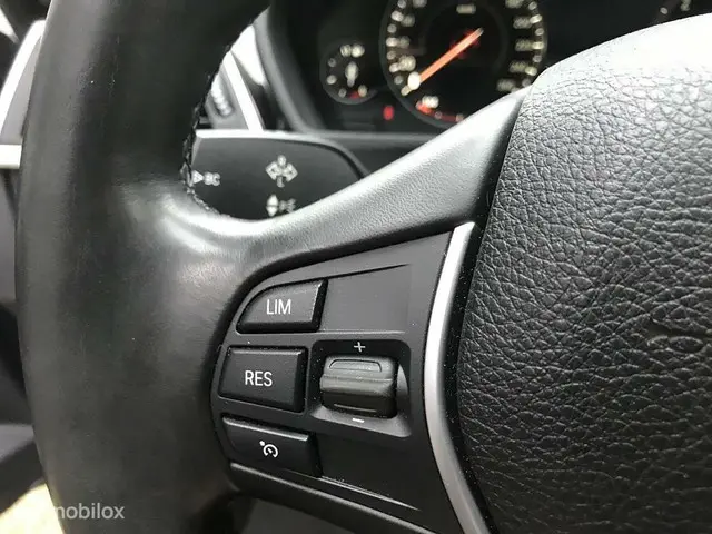 BMW 3 Serie 330i 2018 Benzine 16