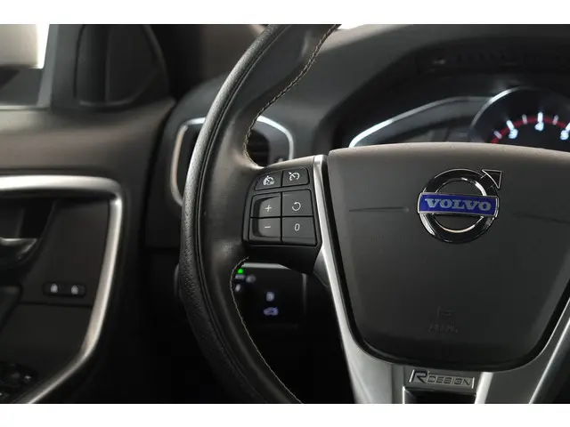 Volvo V60 2.0 T4 R-Design 2018 Benzine 20
