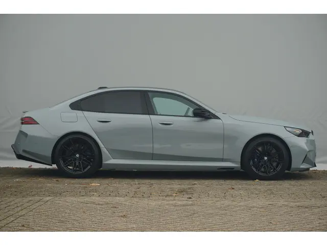 BMW M5 Sedan 2025 Hybride Benzine 4