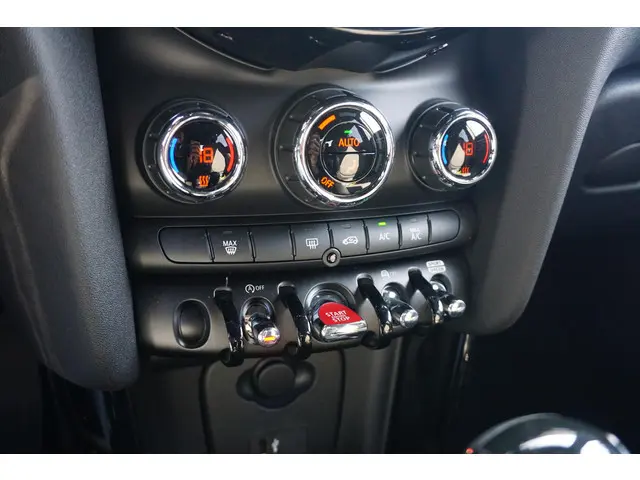 MINI 5-Deurs Cooper Camden Edition 2023 Benzine 16
