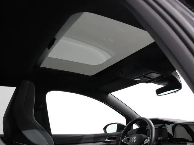 Volkswagen Golf 1.5 eTSI 150pk DSG R-Line 2024 Benzine 29