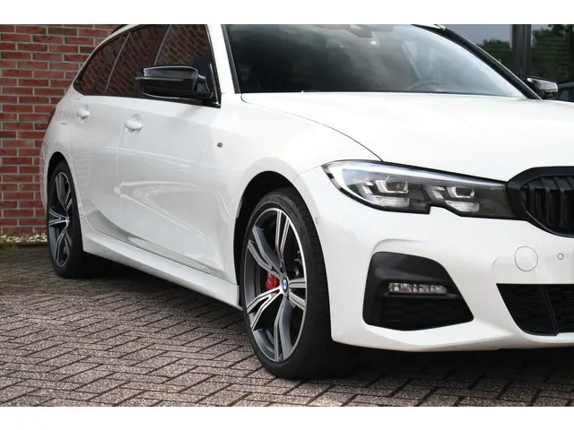 BMW 3 Serie Touring 330e M-Sport 2020 Hybride Benzine 33