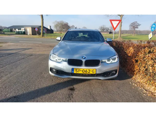BMW 3 Serie Touring 318i Executive 2018 Benzine 8