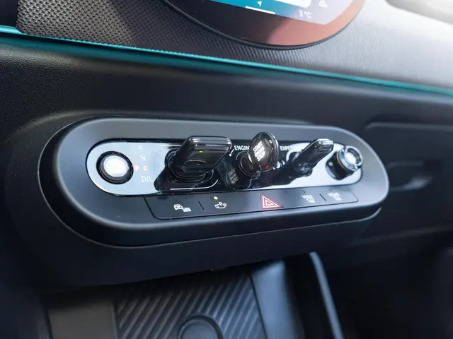 MINI 5-Deurs Cooper C Favoured 2025 Benzine 26