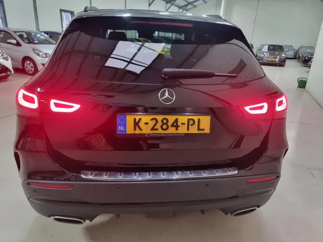 Mercedes-Benz GLA 200 Business Solution AMG 2021 Benzine 8