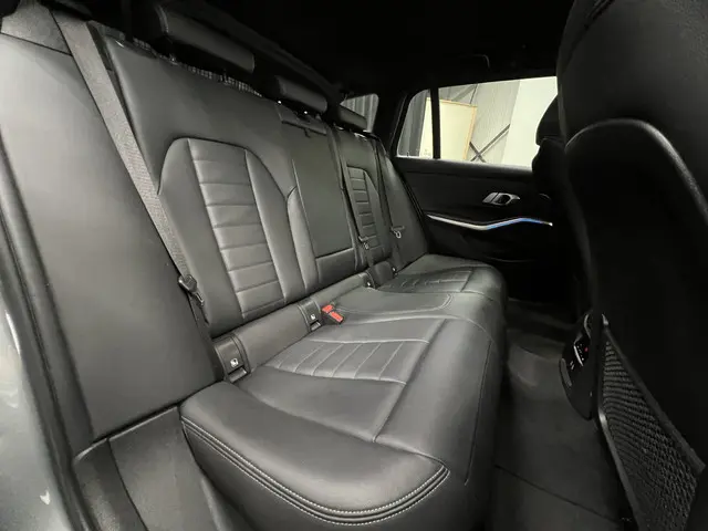 BMW 3 Serie Touring 318i 2023 Benzine 36