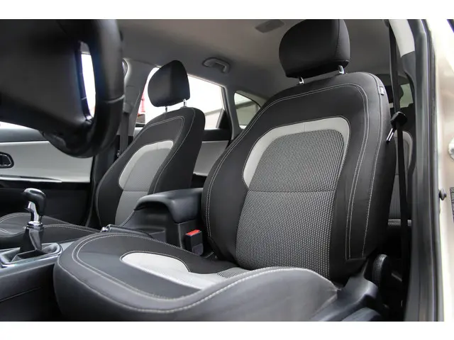 Kia cee'd Sportswagon 1.6 GDI DynamicLine 2015 Benzine 32