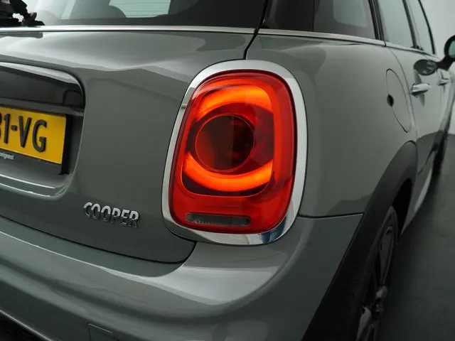 MINI 5-Deurs Cooper Chili 2020 Benzine 26