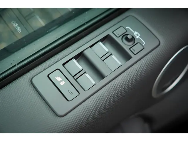 Land Rover Discovery 3.0 D250 R-Dynamic SE 2024 Diesel 15