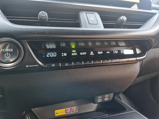Lexus UX 300h Business Line 2025 Hybride Benzine 12