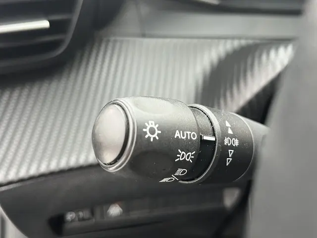 Peugeot 2008 PureTech 100 Allure Pack 2022 Benzine 22