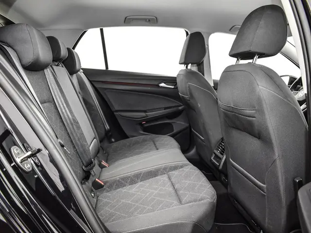 Volkswagen Golf 1.0 eTSI 110pk DSG Life 2024 Benzine 11