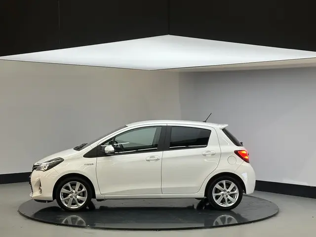 Toyota Yaris 1.5 Hybrid Comfort 2015 Hybride Benzine 6