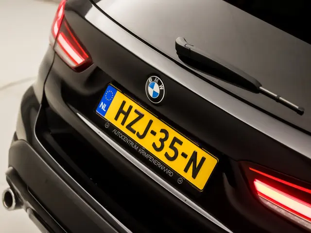 BMW X1 sDrive18i High Executive 2021 Benzine 30