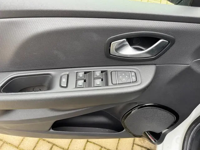 Renault Clio Estate 0.9 TCe Limited 2019 Benzine 9