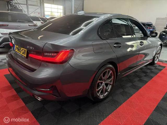 BMW 3 Serie 318i Executive Sport Edition 2020 Benzine 4