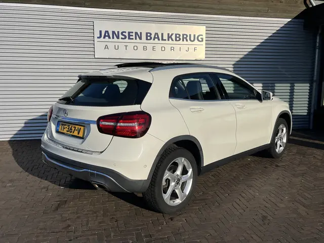 Mercedes-Benz GLA 180 Premium Plus 2017 Benzine 8