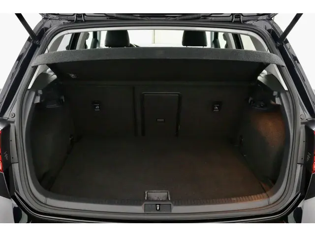 Volkswagen Golf 1.0 TSI Highline zwart 2017 Benzine 33