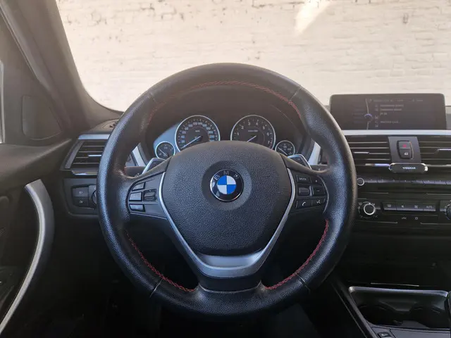 BMW 3 Serie 328i Executive 2012 Benzine 24