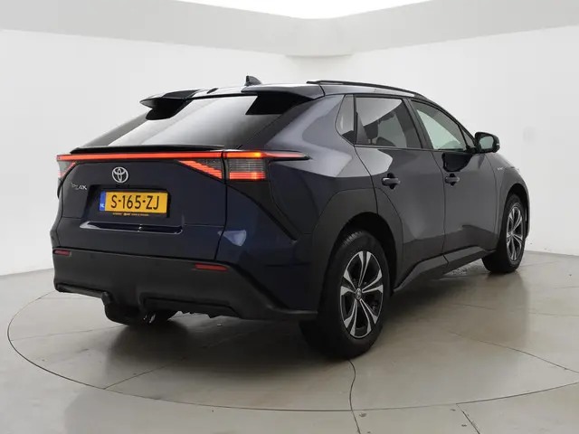 Toyota bZ4X DYNAMIC 71 kWh + TREKHAAK 2023 Elektrisch 2