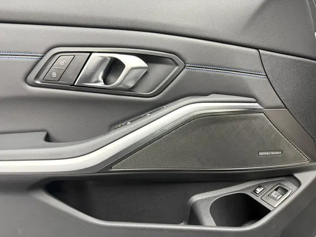 BMW 3 Serie Touring 330e xDrive 2024 Hybride Benzine 12