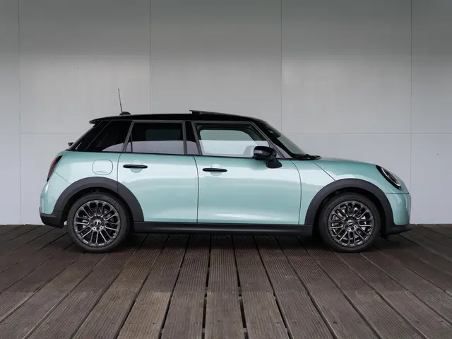 MINI 5-Deurs Cooper C 2025 Benzine 4