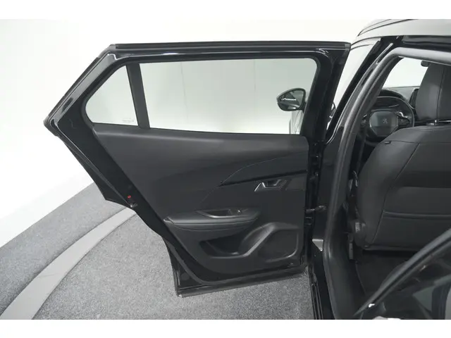 Peugeot 2008 PureTech 130 EAT8 Allure 2021 Benzine 68