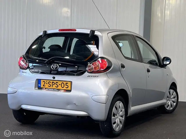 Toyota Aygo 1.0 VVT-i Now 5-drs [ NAP airco ] 2013 Benzine 6