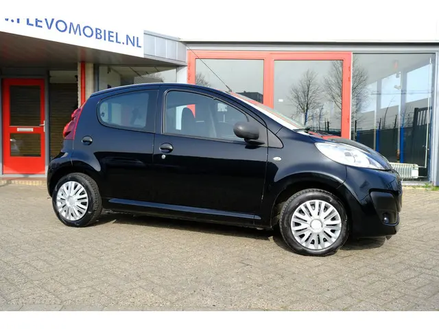 Peugeot 107 1.0 Blue Lease 5-drs Airco 2013 Benzine 4