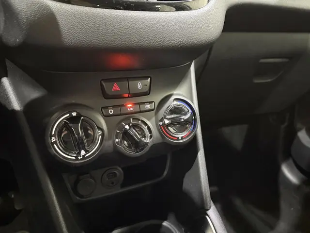 Peugeot 208 HB 1.2 PureTech Blue Lion 2017 Benzine 33