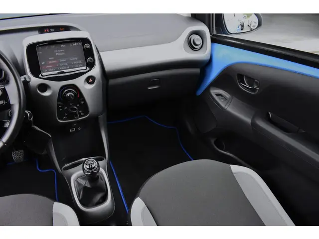 Toyota Aygo 1.0 VVT-i x-play 2016 Benzine 8