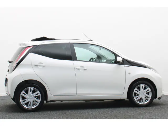Toyota Aygo 1.0 VVT-i x-wave Cabrio 2015 Benzine 17
