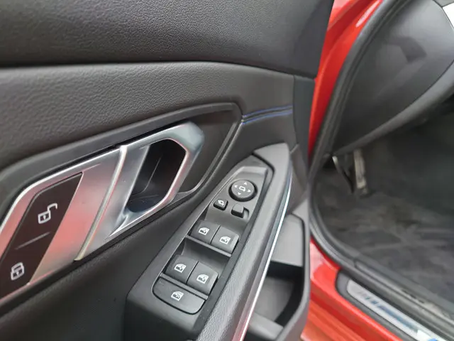 BMW 3 Serie 330i High Executive 2019 Benzine 4