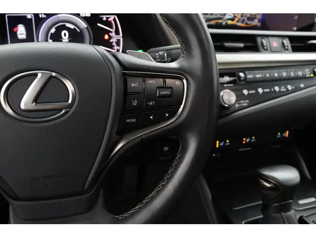 Lexus ES 300h Preference Line 2021 Hybride Benzine 21