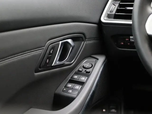 BMW 3 Serie Touring 330e 2024 Hybride Benzine 36