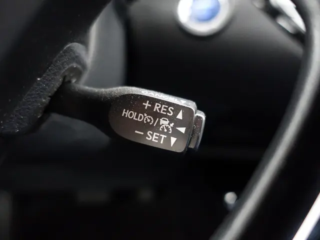Toyota C-HR 1.8 Hybrid Dynamic Aut- 2023 Hybride Benzine 16