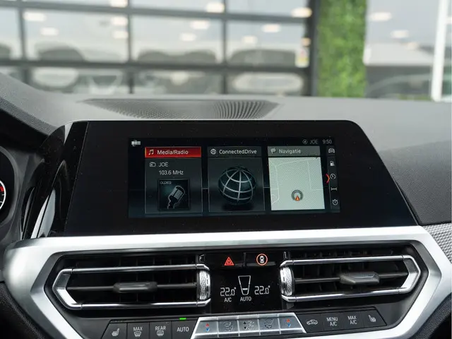 BMW 3 Serie 320i High Executive 2019 Benzine 25