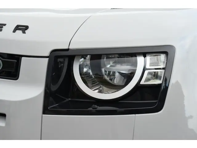 Land Rover Defender 110 3.0 D250 2023 Diesel 36