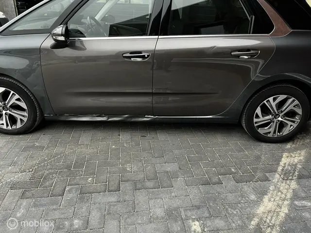 Citroën C4 Picasso 1.2 PureTech Shine / SCHADE 2016 Benzine 6