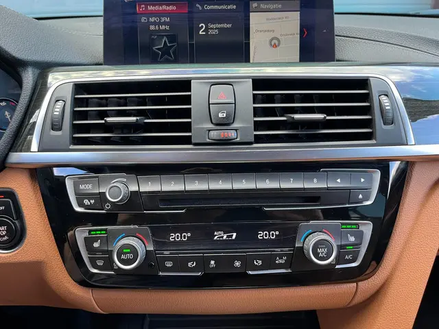 BMW 3 Serie Touring 318i Luxury Edition 2018 Benzine 16