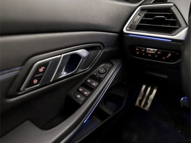 BMW 3 Serie 330i High Executive M Sport 2019 Benzine 26